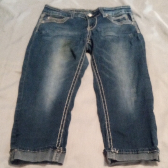 Almost Famous Denim - Size 7 Almost Famous Blue Cropped Capri Jeans